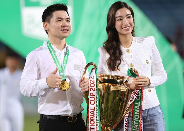 Hoa hậu Việt Nam 2016 giản dị với áo cardigan màu trắng thanh lịch phối cùng quần jeans xanh. Chiếc áo cardigan trắng với hàng cúc vàng mà Đỗ Mỹ Linh chọn diện chính là thiết kế mới nhất đến từ thương hiệu Balmain. có giá khoảng 65 triệu đồng. (Ảnh:Zing)