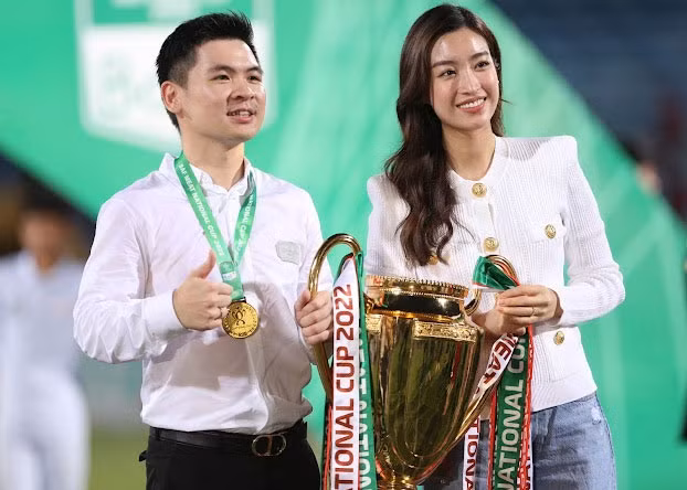 Hoa hậu Việt Nam 2016 giản dị với áo cardigan màu trắng thanh lịch phối cùng quần jeans xanh. Chiếc áo cardigan trắng với hàng cúc vàng mà Đỗ Mỹ Linh chọn diện chính là thiết kế mới nhất đến từ thương hiệu Balmain. có giá khoảng 65 triệu đồng. (Ảnh:Zing)