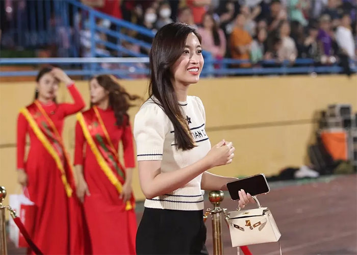 Người đẹp Hà thành gây chú ý khi xuất hiện trên sân bóng với outfit giản dị nhưng toàn là thương hiệu đắt tiền với chiếc áo len Dior có giá hơn 60 triệu đồng và chiếc túi xách hiệu Hermes trị giá khoảng 300 triệu đồng. (Ảnh: Vietnamnet)