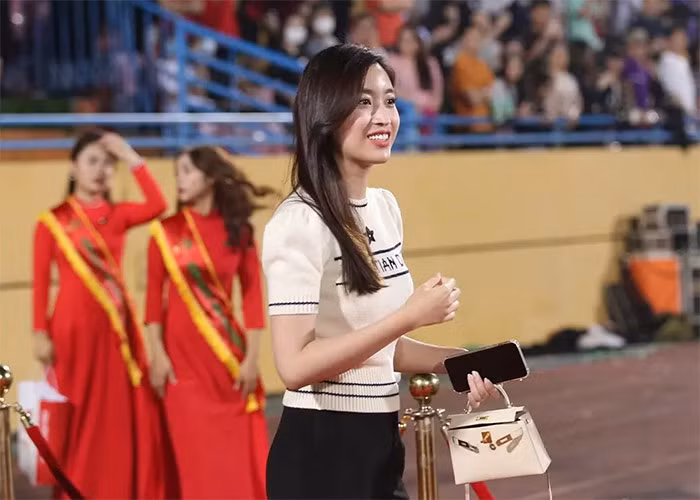 Người đẹp Hà thành gây chú ý khi xuất hiện trên sân bóng với outfit giản dị nhưng toàn là thương hiệu đắt tiền với chiếc áo len Dior có giá hơn 60 triệu đồng và chiếc túi xách hiệu Hermes trị giá khoảng 300 triệu đồng. (Ảnh: Vietnamnet)