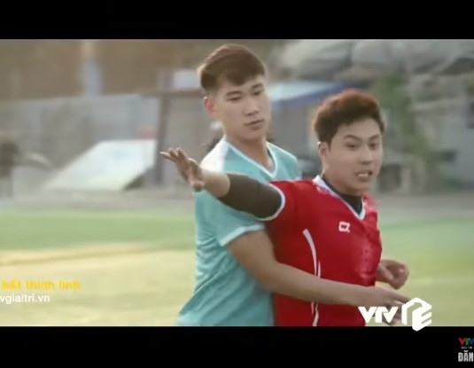 Trong trận cầu "siêu kinh điển" với gia tộc họ Nhâm, bố con ông Toại (NSND Bùi Bài Bình) được vợ là bà Cúc (NSND Lan Hương) và các con dâu Hà (Lan Phương), Phương (Kiều Anh) cùng Trâm Anh (Khả Ngân) cổ vũ nhiệt tình.