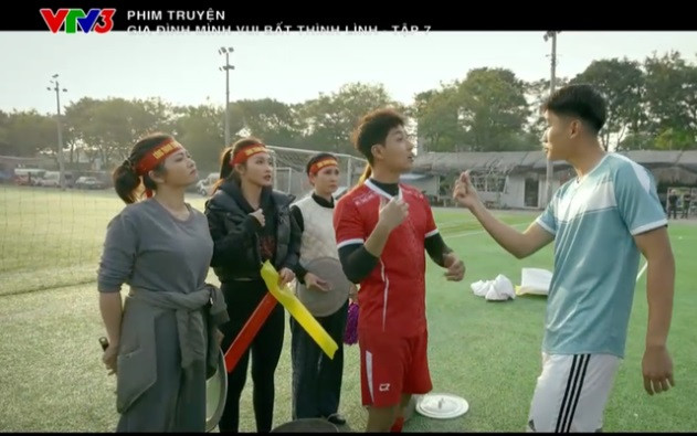 Vừa ghi được bàn thắng, chân sút họ Nhâm chạy đến "thả tim" vợ sắp cưới của Danh (Thanh Sơn).