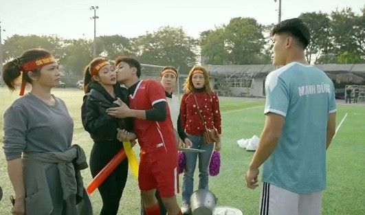 Danh vội chạy đến "khẳng định chủ quyền" với Trâm Anh.