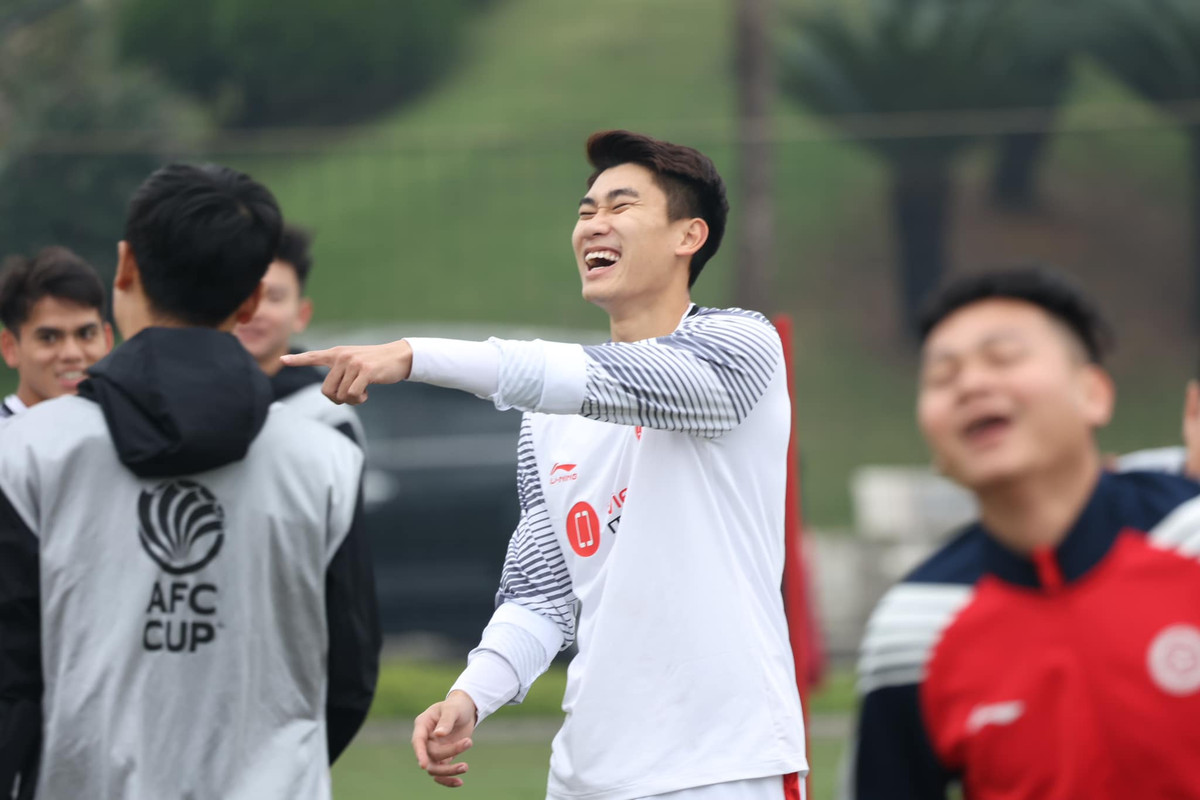 Nhâm Mạnh Dũng đáp lại: "Buồn cười quá chị ơi!" khiến vợ sắp cưới của Thanh Sơn trong phim không nói nên lời, chỉ "thả tim" lia lịa.