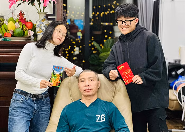 Niềm vui của Công Lý là được gặp hai con. Con trai và con gái của Công Lý thường xuyên sang thăm bố.