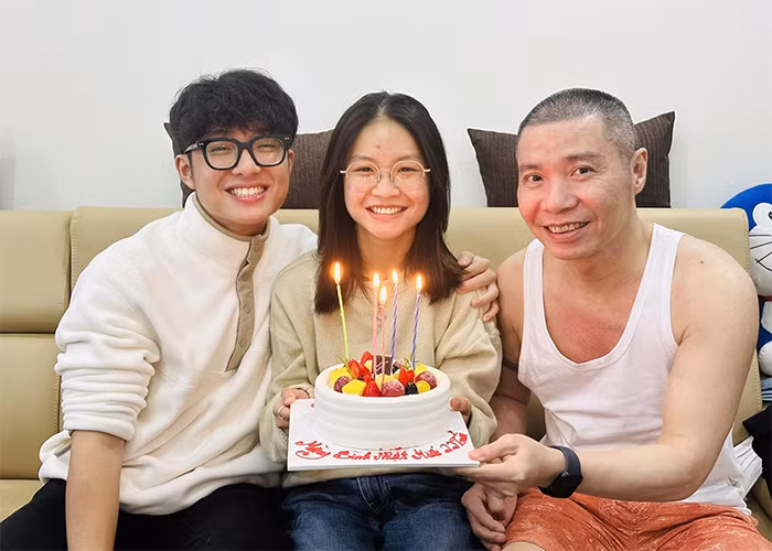 Công Lý tươi cười rạng ngời trong buổi sinh nhật con gái.