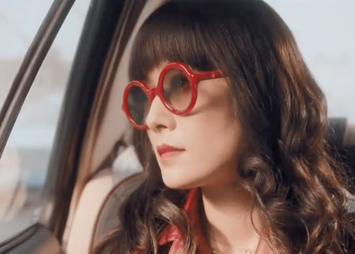 Đây không phải là lần đầu Mã Y Lợi "cưa sừng làm nghé" khi vào vai trẻ hơn mình hàng chục tuổi. Nữ diễn viên sinh năm 1976 từng đóng vai nữ sinh viên trong phim "Xa nhà" khi tuổi đã tứ tuần.