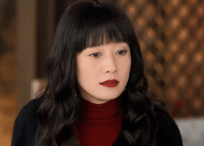 Dù đã cố gắng cắt mái bằng, trang điểm đậm khi vào vai, nhưng vẻ già nua, trung niên của Mã Y Lợi vẫn không thể giấu đi được.