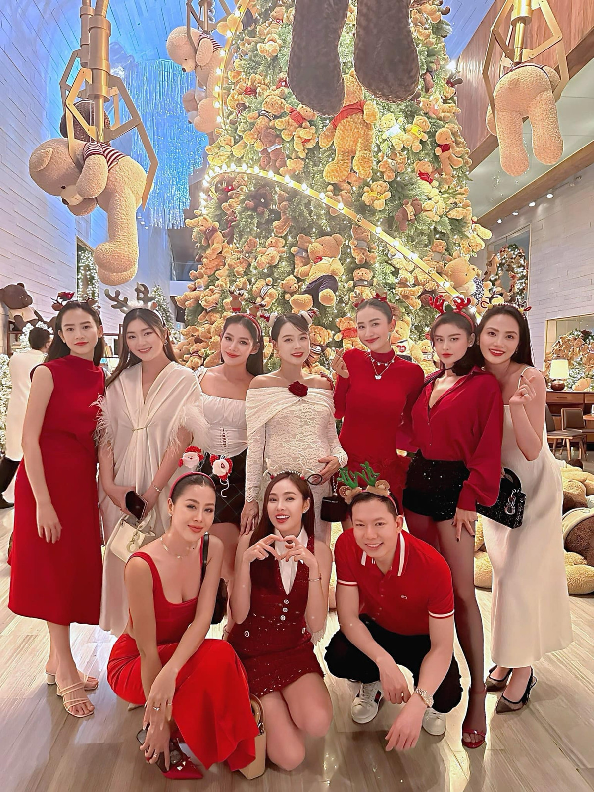 Bác sĩ Thịnh có mối quan hệ thân thiết với khá nhiều mỹ nhân Vbiz.