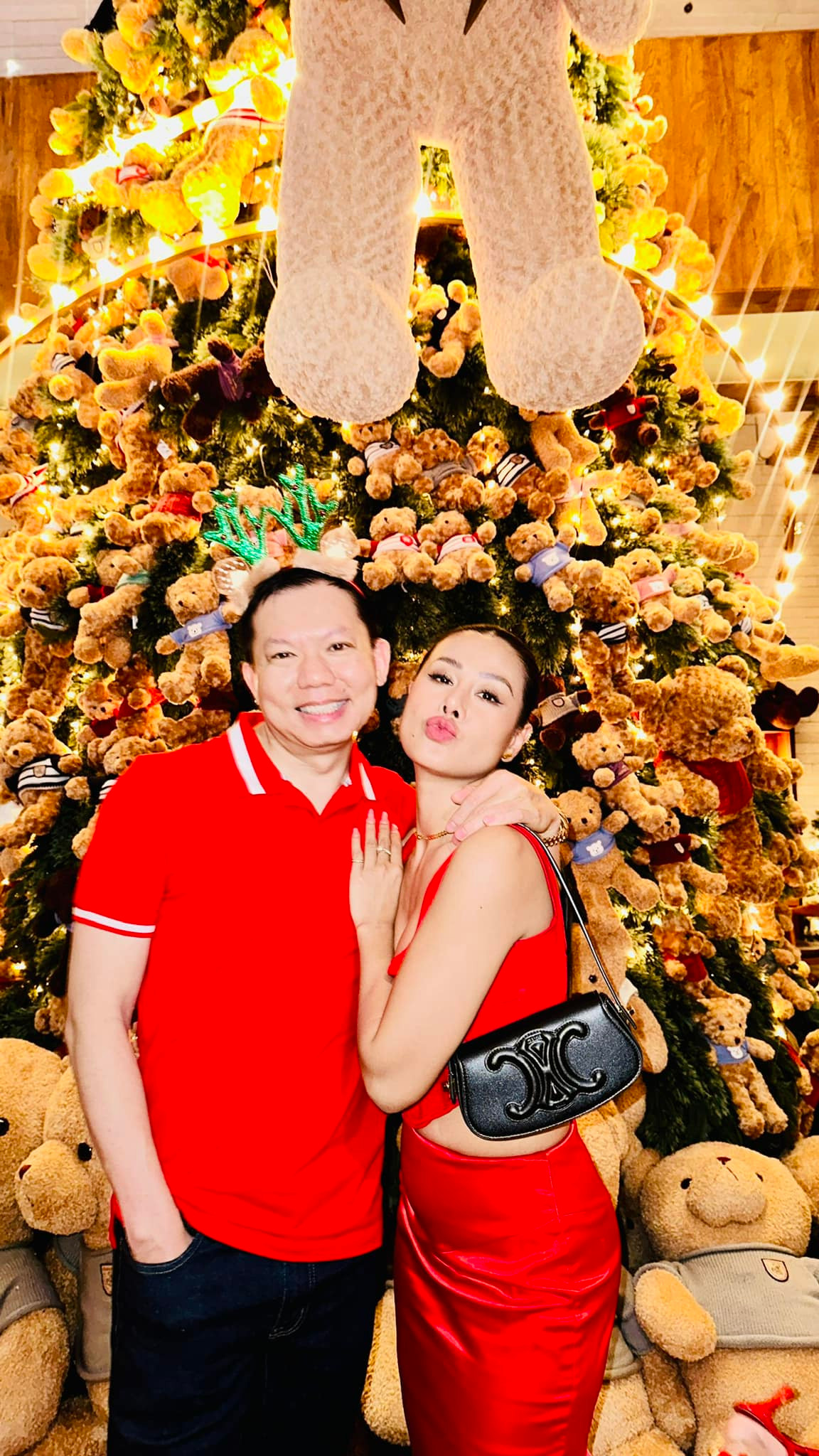 Nam Thư chụp ảnh tình tứ bên nam bác sĩ sinh năm 1980.