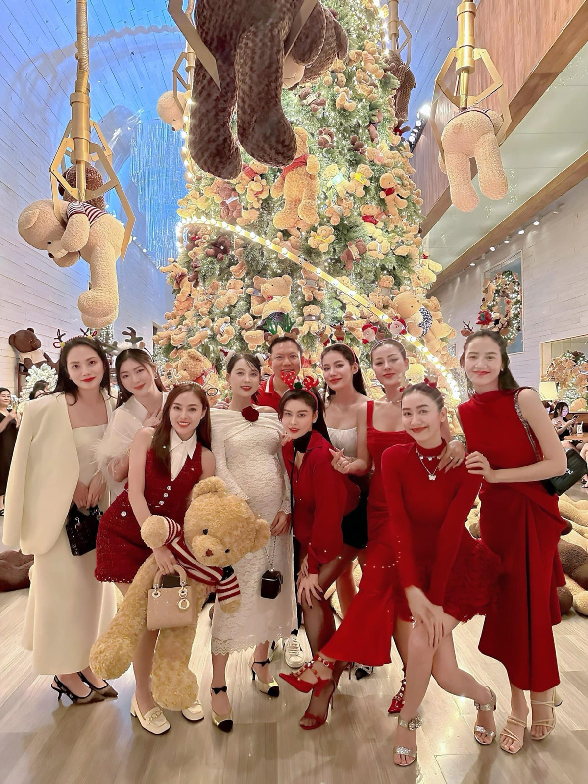 Ngoài Sam và bác sĩ Cao Hữu Thịnh, cuộc đi chơi Giáng sinh còn có sự tham gia của dàn mỹ nhân Vbiz như: Trương Quỳnh Anh, Hà Thu, Nam Thư.