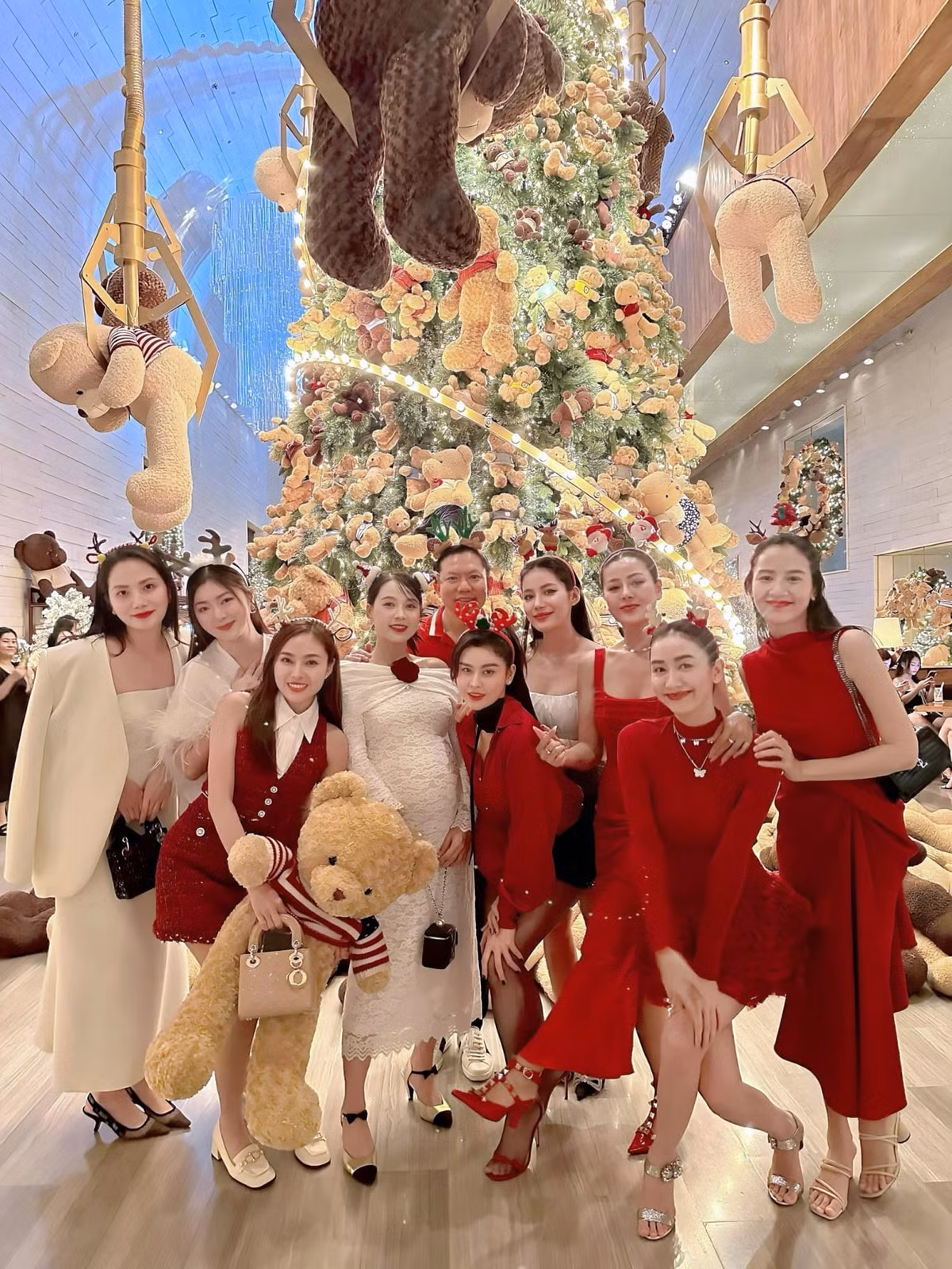 Ngoài Sam và bác sĩ Cao Hữu Thịnh, cuộc đi chơi Giáng sinh còn có sự tham gia của dàn mỹ nhân Vbiz như: Trương Quỳnh Anh, Hà Thu, Nam Thư.