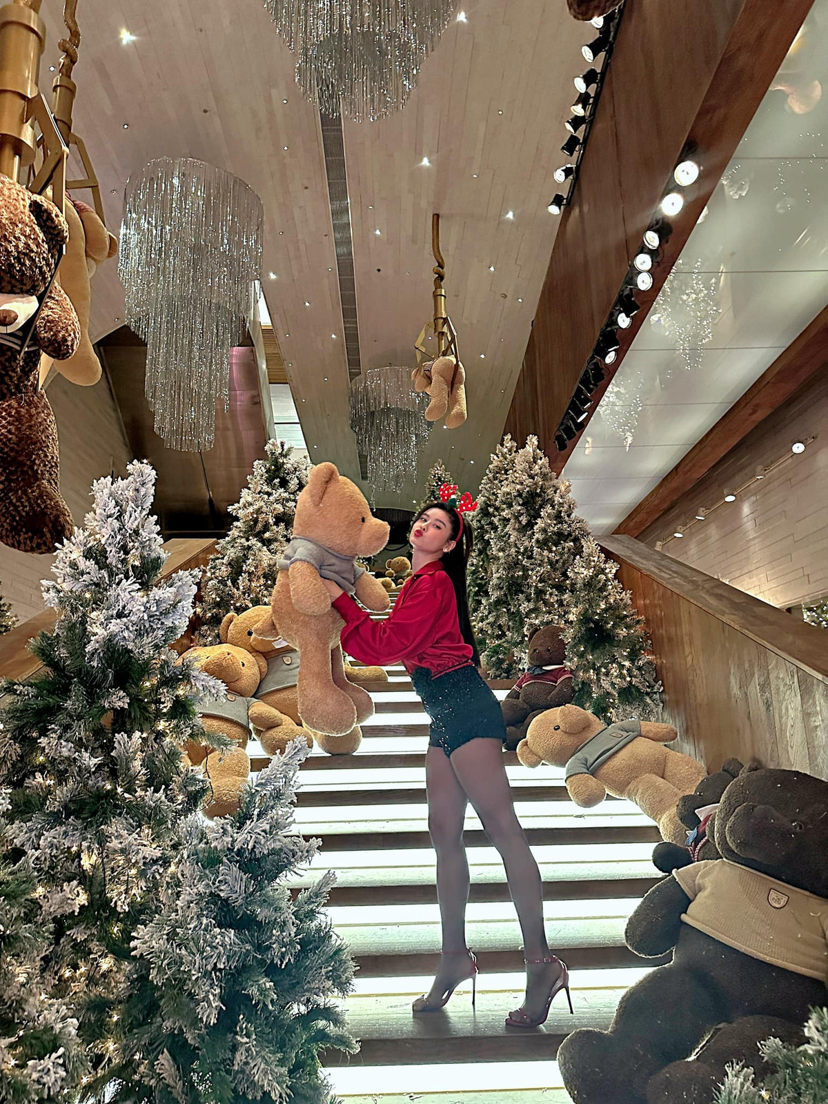 Nữ ca sĩ và Sam chơi chung trong hội bạn thân.