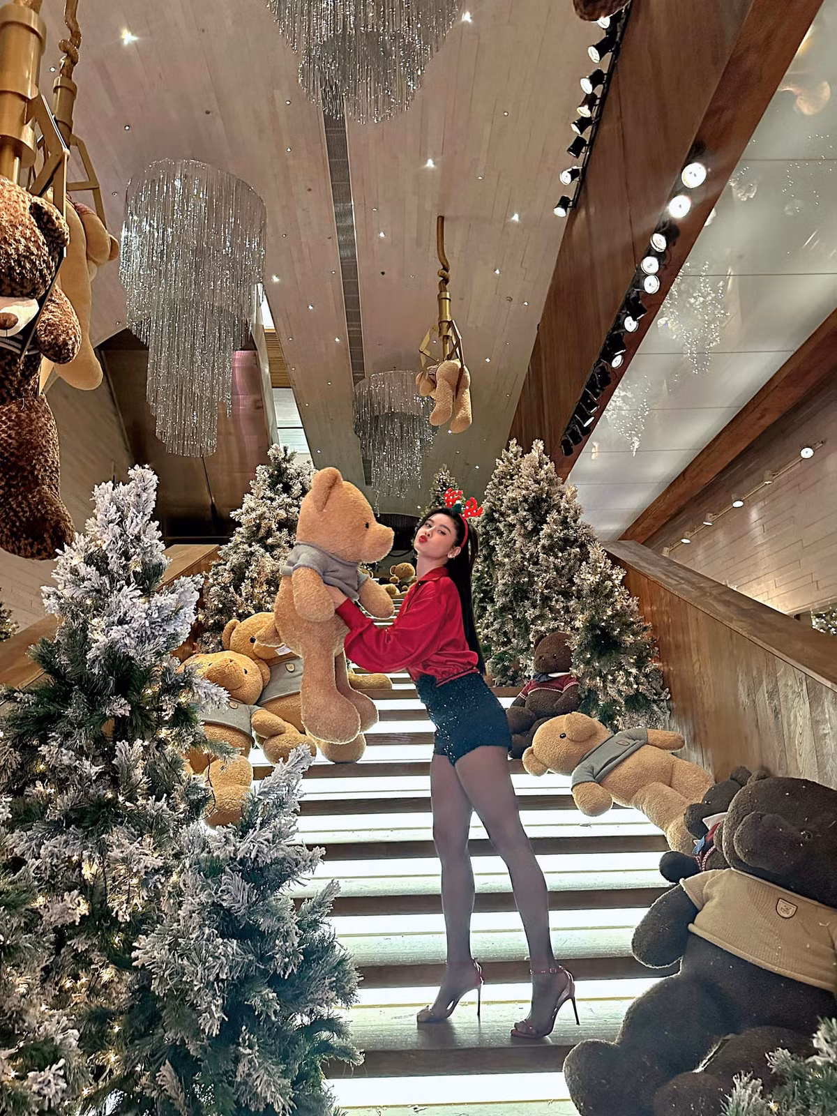 Nữ ca sĩ và Sam chơi chung trong hội bạn thân.