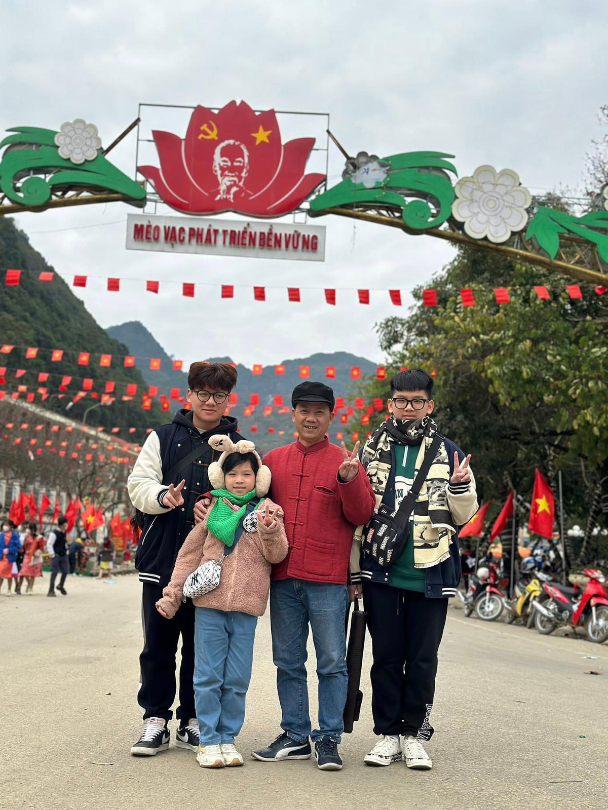 Nam đạo diễn sắp trở thành người nhỏ bé nhất nhà khi hai con trai cao lớn hơn bố.