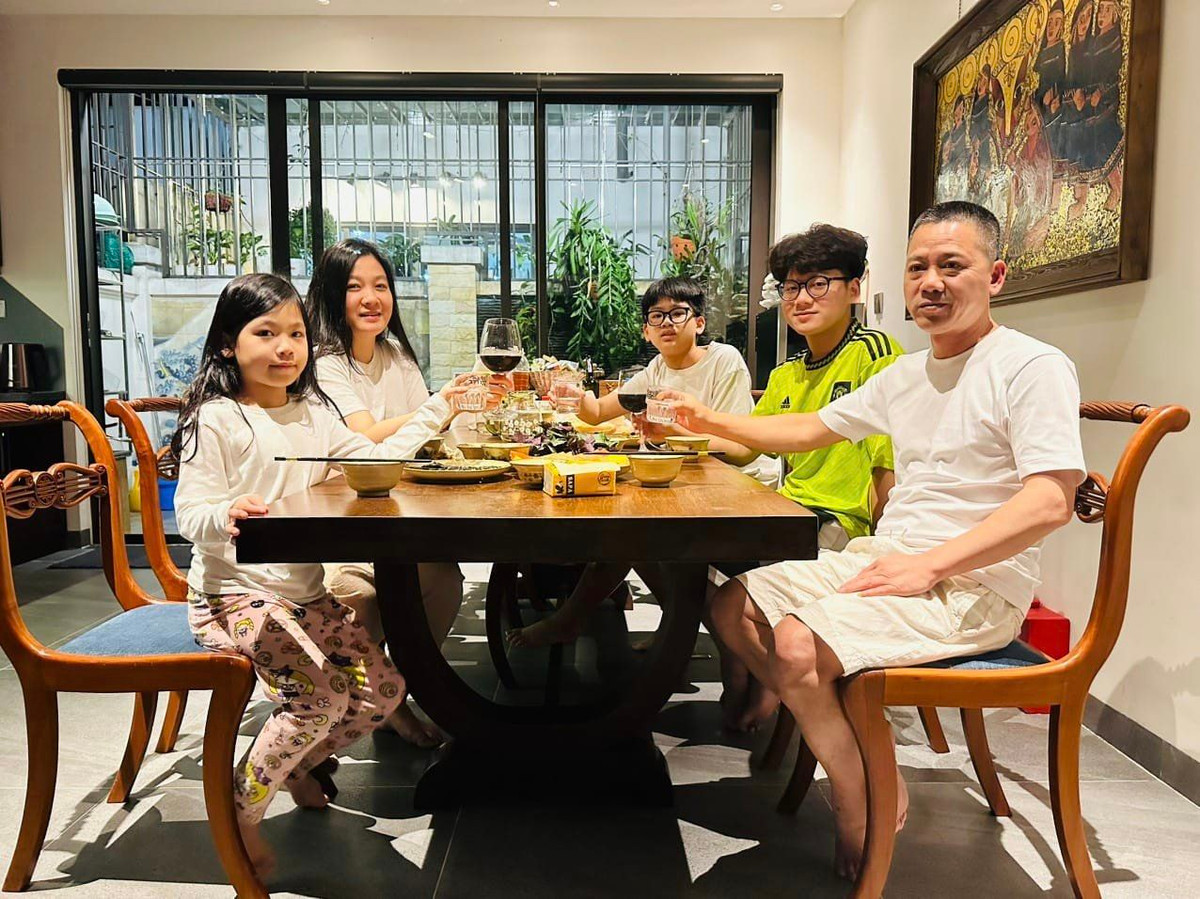 Không chỉ thành công trong sự nghiệp, con trai của NSND Trần Nhượng còn cuộc sống hạnh phúc viên mãn vợ trẻ kém 9 tuổi và 3 người con ngoan ngoãn.