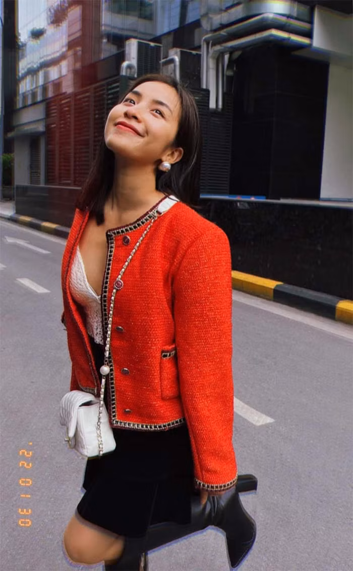 Trần Vân sinh ra và lớn lên tại Bắc Ninh. Hiện tại, cô nàng là sinh viên khoa Diễn viên kịch điện ảnh của trường Cao đẳng Nghệ thuật Hà Nội.