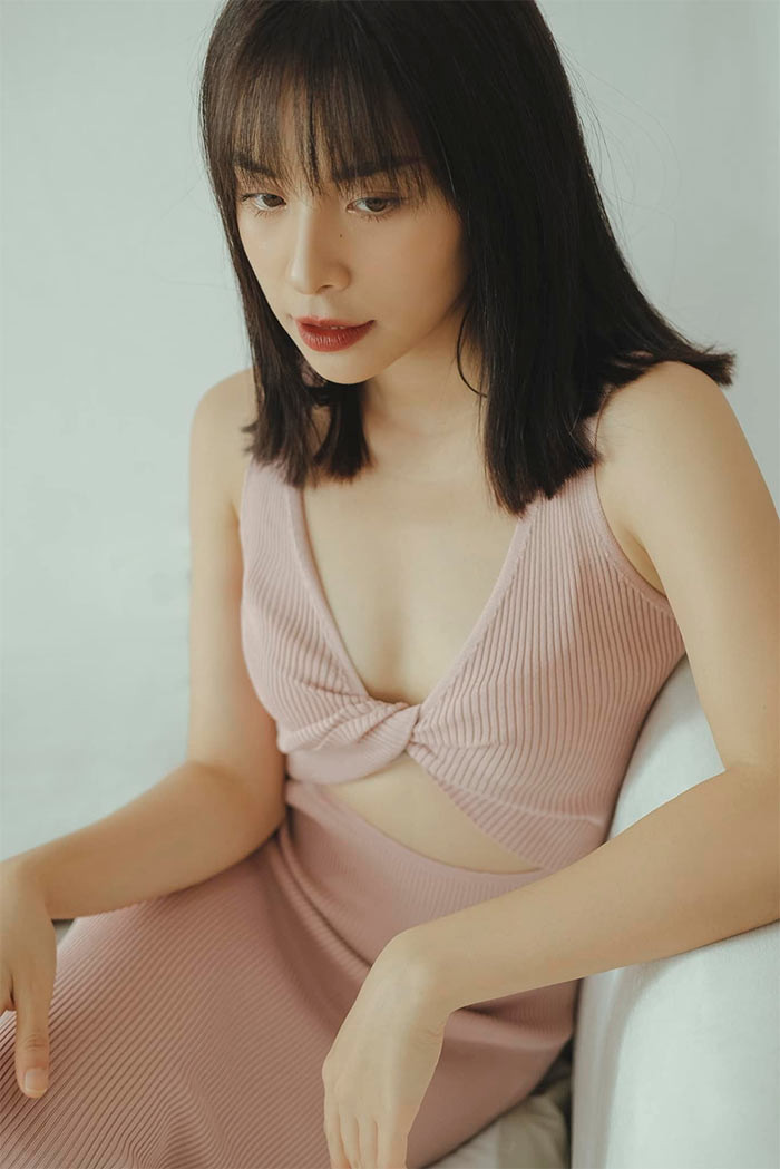 Mặc dù không sở hữu chiều cao chuẩn và body bốc lửa, nhưng nữ diễn viên "Làng trong phố" biết cách kết hợp trang phục để sao cho bắt mắt nhất có thể.