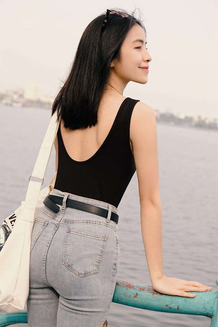 Khác với vẻ lo toan, vất vả trên phim, ngoài đời Trần Vân là cô gái nhí nhảnh, vui tươi và biết cách ăn mặc để tôn lên vẻ đẹp hình thể.