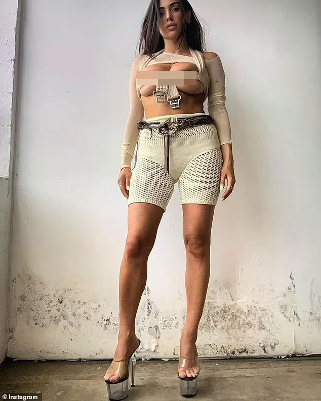 Censori có bằng cử nhân và thạc sĩ về kiến trúc tại Đại học Melbourne. (Ảnh: Instagram)