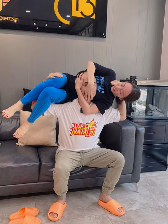 Vợ chồng Thu Trang có thể hiện tình cảm theo cách vừa hài hước vừa nâng cao sức khỏe.