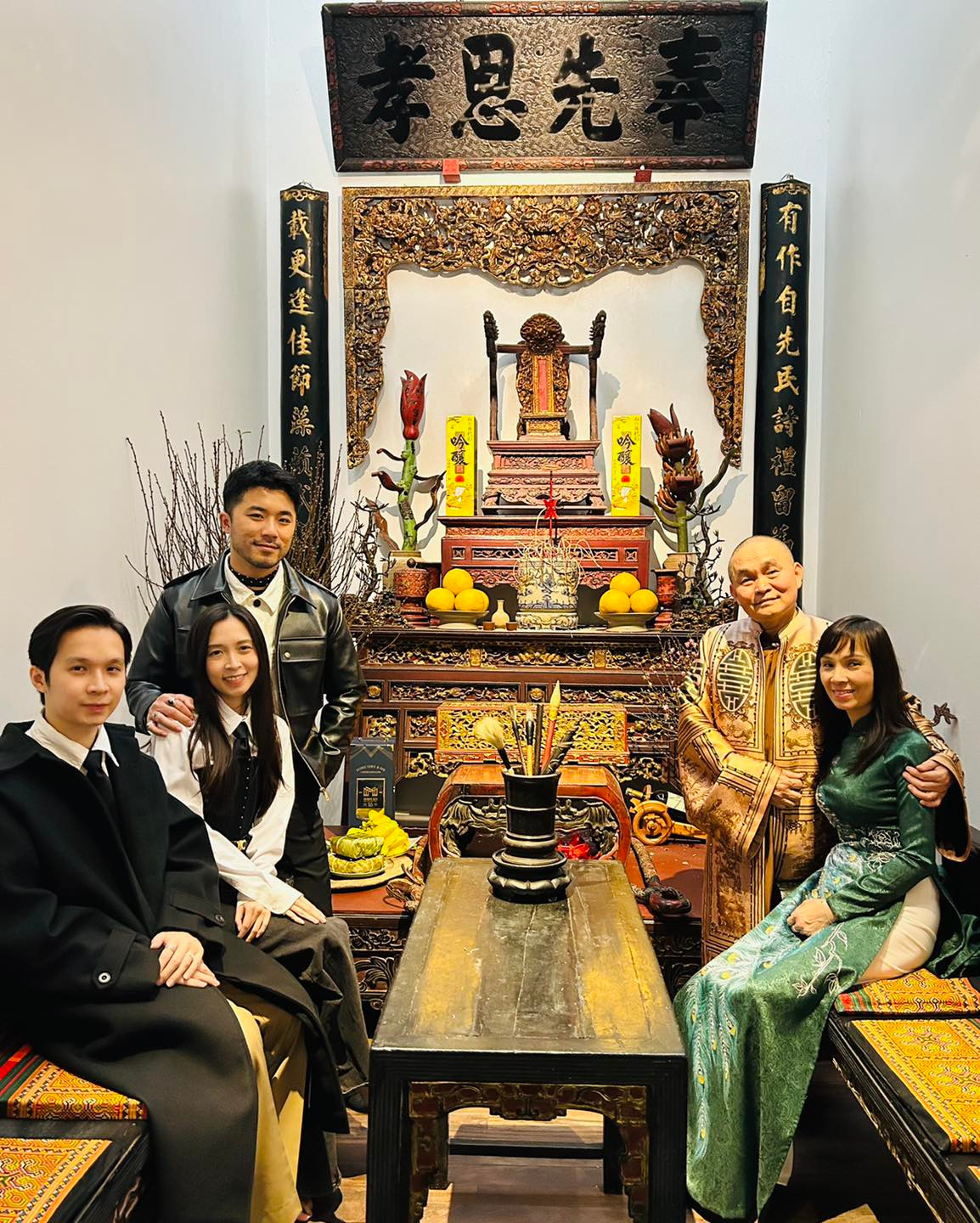 Con trai của Xuân Hinh và bà xã Phương Lan nhận được nhiều lời khen ngày càng bảnh bao, điển trai hơn bố. Trước những lời đùa vui "con trai không giống Xuân Hinh tí nào cả", nam danh hài đáp trả hài hước: "Giống ai thì chỉ có vợ tôi mới biết thôi".