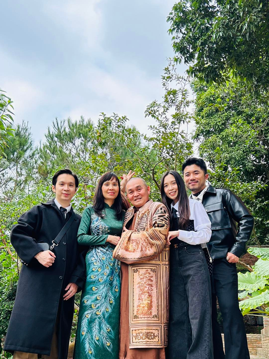 Dưới bức ảnh Xuân Hinh khoe quý tử, nam danh hài tiết lộ Xuân Quang đã bắt đầu đi làm.