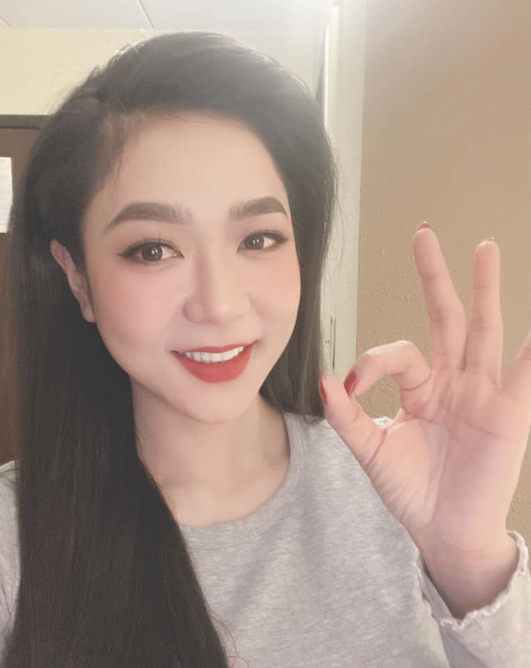 Cách giữ sắc vóc của Hà Thanh Xuân đơn giản nhưng khoa học. Mỗi sáng thức dậy cô sẽ uống một cốc nước ấm, giúp cơ thể đào thải độc tố sau một đêm dài, máu huyết lưu thông, ngăn ngừa lão hóa.