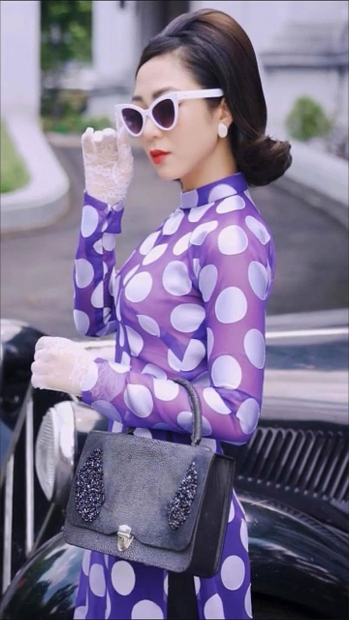 Hà Thanh Xuân bén duyên nghệ thuật từ 17 tuổi và từng gây chú ý tại cuộc thi Tiếng hát Truyền hình TP.HCM 2005 với giải tư chung cuộc. Sau đó, Hà Thanh Xuân sang Mỹ định cư và cộng tác cùng một số trung tâm giải trí lớn.