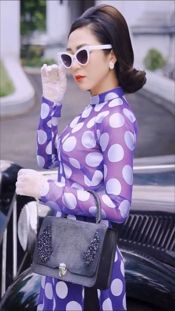 Hà Thanh Xuân bén duyên nghệ thuật từ 17 tuổi và từng gây chú ý tại cuộc thi Tiếng hát Truyền hình TP.HCM 2005 với giải tư chung cuộc. Sau đó, Hà Thanh Xuân sang Mỹ định cư và cộng tác cùng một số trung tâm giải trí lớn.