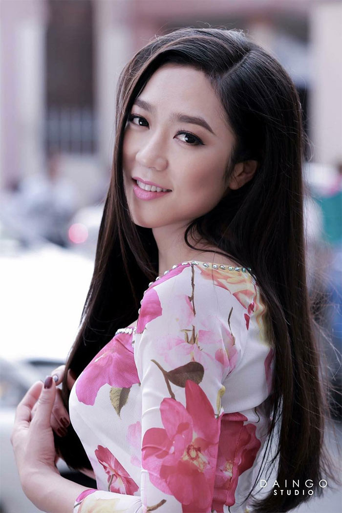 Vẻ nữ tính của nữ ca sĩ được khoe trọn vẹn trong tà áo dài.