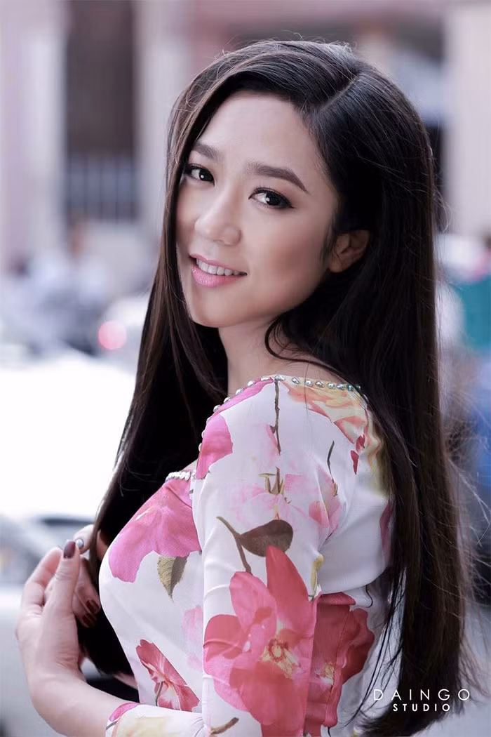 Vẻ nữ tính của nữ ca sĩ được khoe trọn vẹn trong tà áo dài.