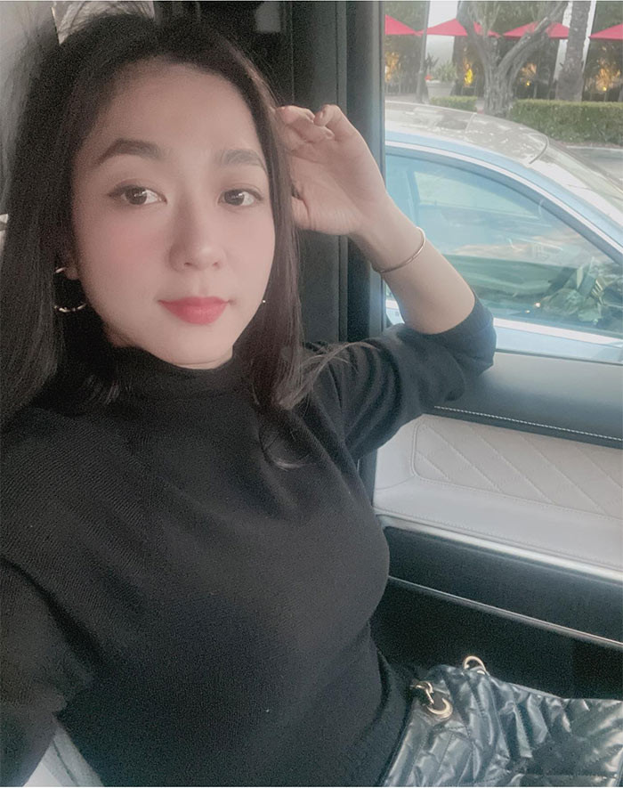 Hà Thanh Xuân được khen trẻ hơn tuổi nhờ làn da mịn màng, trắng hồng.