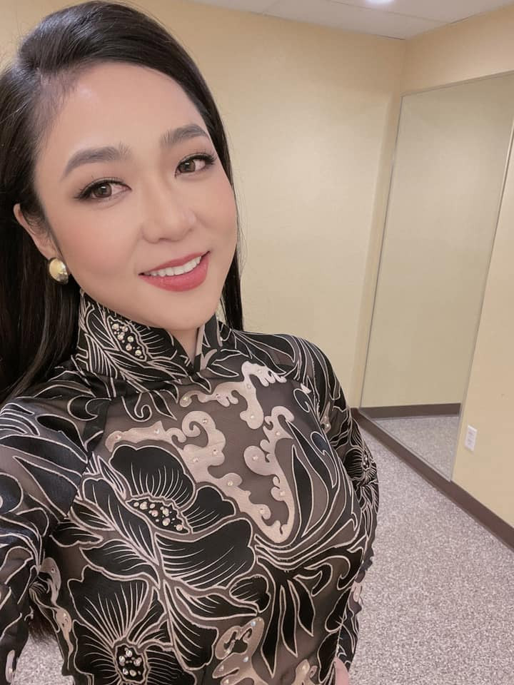 Ít khi diện trang phục sexy, nhưng Hà Thanh Xuân vẫn luôn quyến rũ.