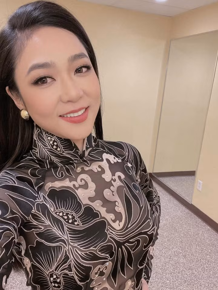 Ít khi diện trang phục sexy, nhưng Hà Thanh Xuân vẫn luôn quyến rũ.