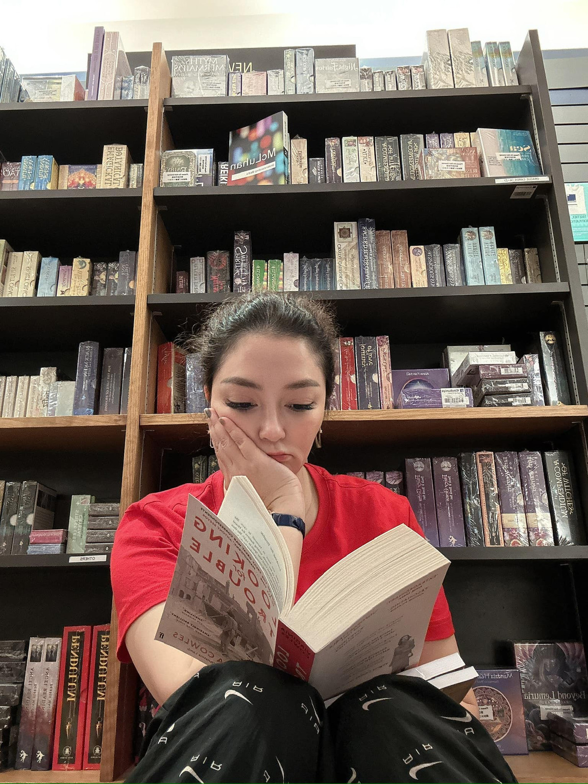 Rảnh rỗi, người đẹp 8X dành thời gian đọc sách. Ở tuổi U40, Hoa hậu Việt Nam 2004 vẫn giữ được nhan sắc đằm thắm, mặn mà nhờ chăm chỉ luyện tập.