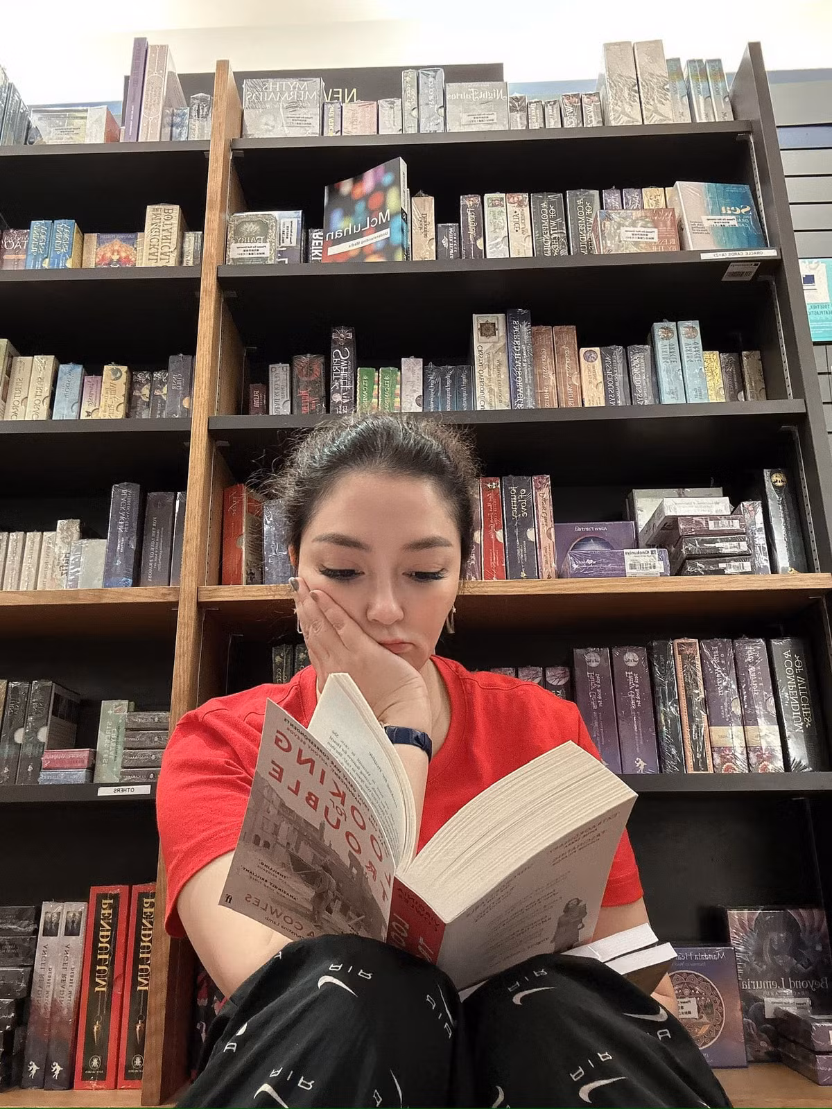 Rảnh rỗi, người đẹp 8X dành thời gian đọc sách. Ở tuổi U40, Hoa hậu Việt Nam 2004 vẫn giữ được nhan sắc đằm thắm, mặn mà nhờ chăm chỉ luyện tập.