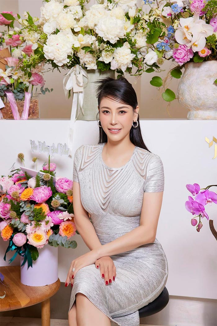 Ở tuổi 46, đã trải qua ba lần sinh nở, Hoa hậu Việt Nam 1992 vẫn giữ được vóc dáng thon gọn, khuôn mặt rạng ngời, trẻ đẹp.