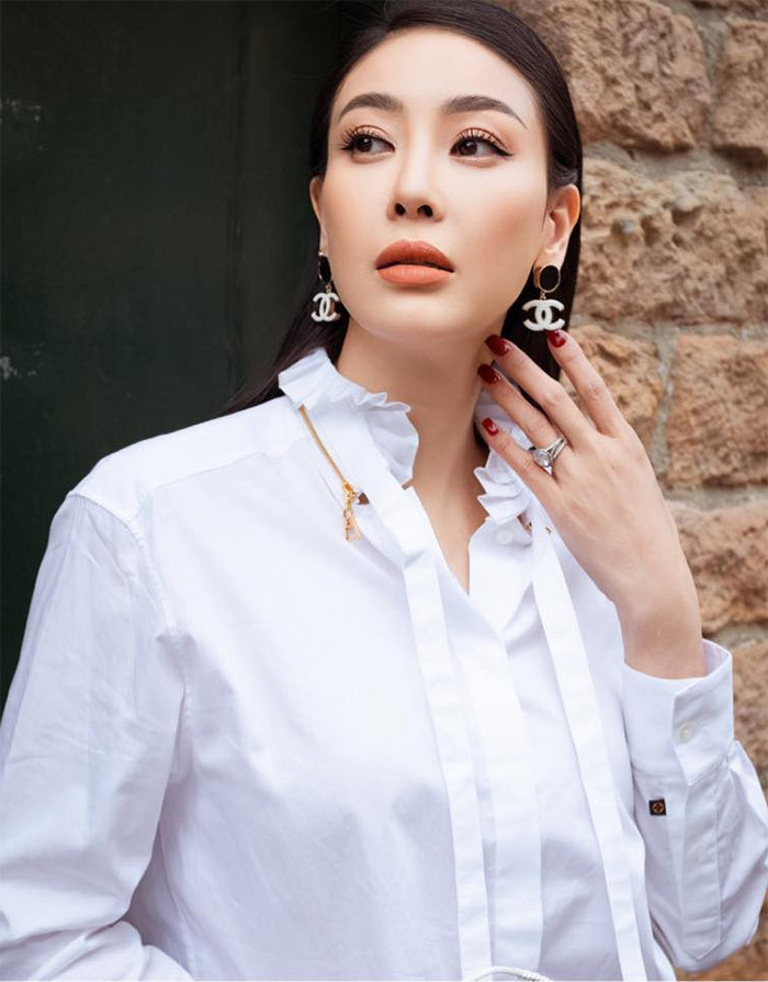 Nhan sắc của người đẹp sinh năm 1976 được nhận xét là ngày càng thăng hạng.