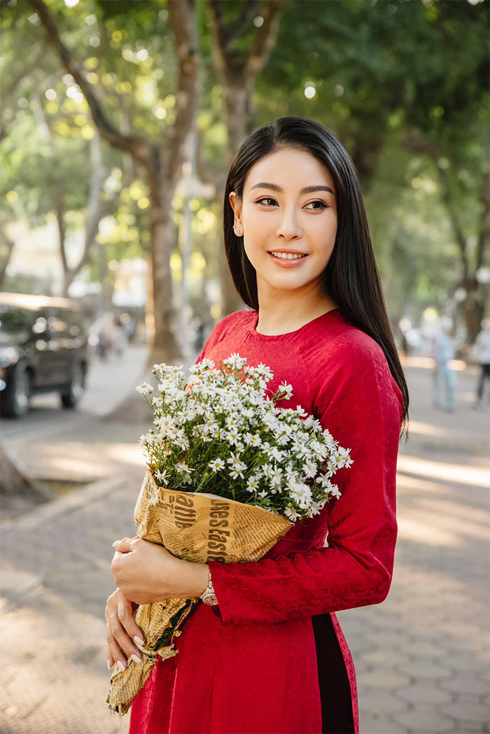 Ở Hà Kiều Anh luôn toát lên vẻ đẹp sang trọng, thanh lịch.