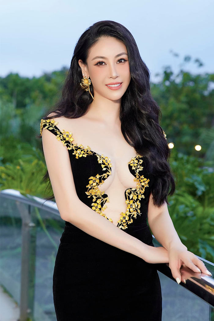 Hà Kiều Anh chuộng phong cách thời trang thanh lịch, sang trọng.