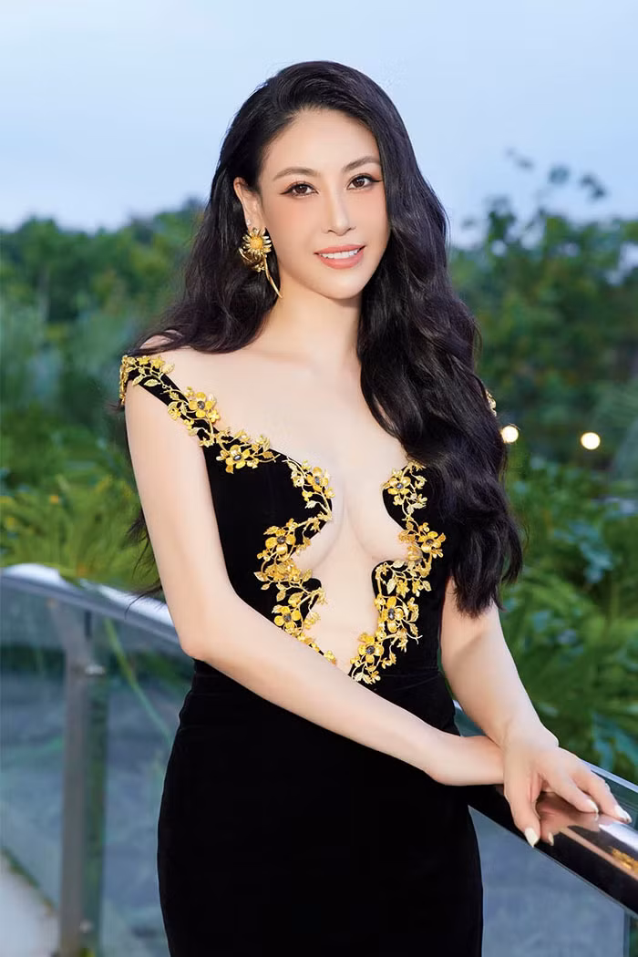 Hà Kiều Anh chuộng phong cách thời trang thanh lịch, sang trọng.