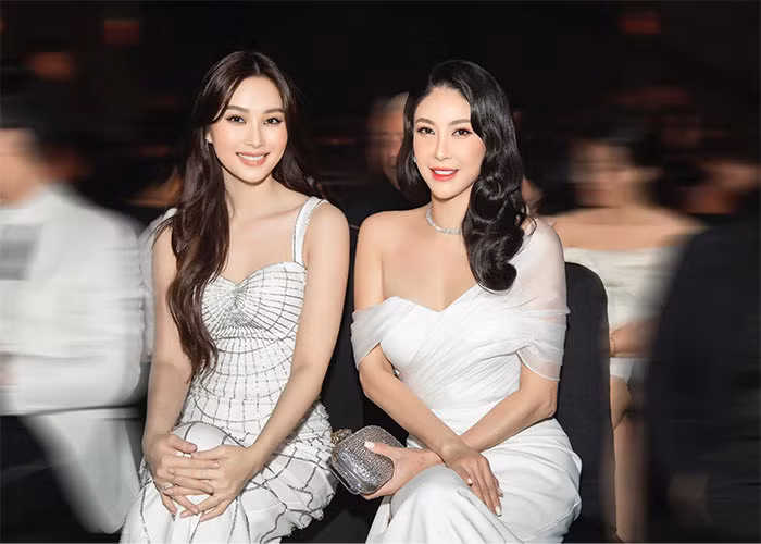 Hoa hậu Hà Kiều Anh không hề kém cạnh về độ trẻ trung và nhan sắc khi chung khung hình với Hoa hậu Đặng Thu Thảo.