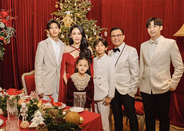 Gia đình hạnh phúc là một trong những yếu tố giúp nhan sắc của Hà Kiều Anh ngày càng tỏa sáng.