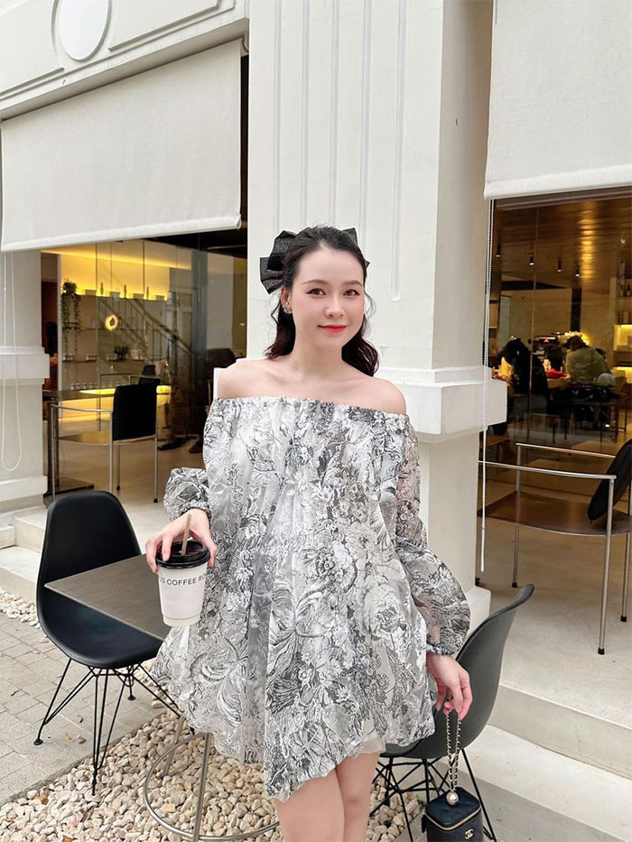 "Mỹ nhân 50 tỷ" xinh đẹp miễn chê dù bụng bầu vượt mặt Đang ở những tháng cuối thai kỳ, bụng đã lùm lùm vượt mặt nhưng vẻ ngoài của nữ diễn viên Sam vẫn rạng ngời, quyến rũ.