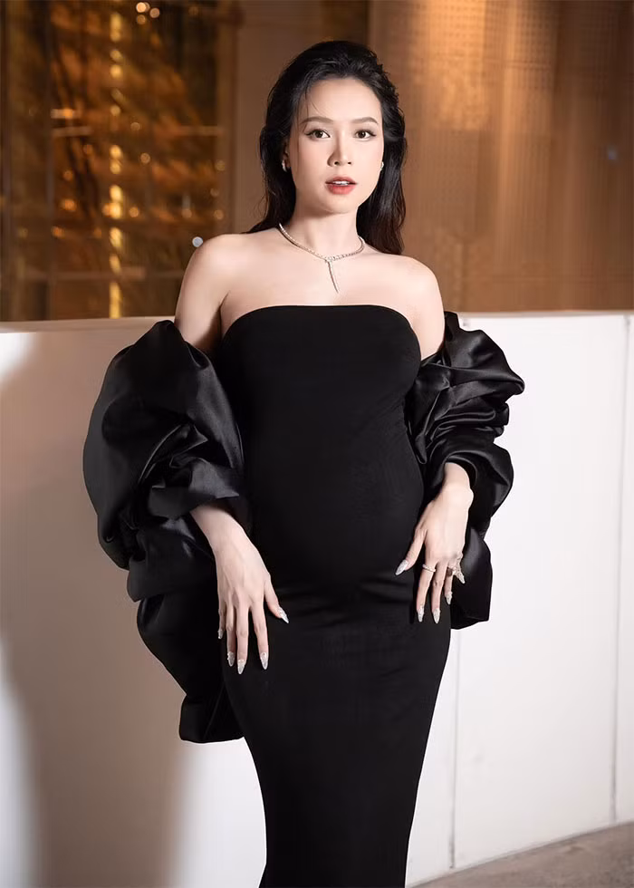 Nữ diễn viên "Gia đình là số 1" kiêu sa trong bộ váy dạ hội màu đen, tự tin khoe dáng dù bụng bầu đã rất to.