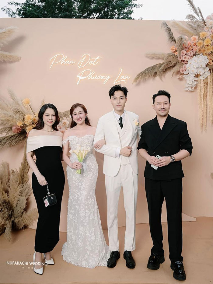 Sam rạng rỡ khi tới dự đám cưới nữ diễn viên Phương Lan. Bà bầu Sam thường chọn trang phục đen hoặc trắng trong thời kỳ mang bầu.