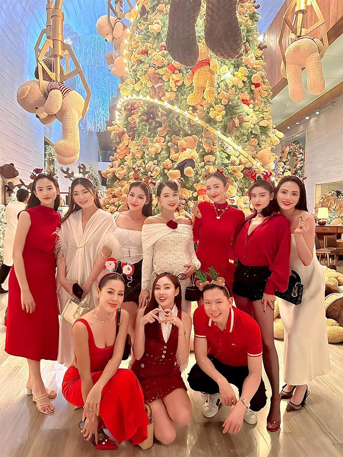 Sam ôm bụng bầu đi chơi cùng hội bạn thân.