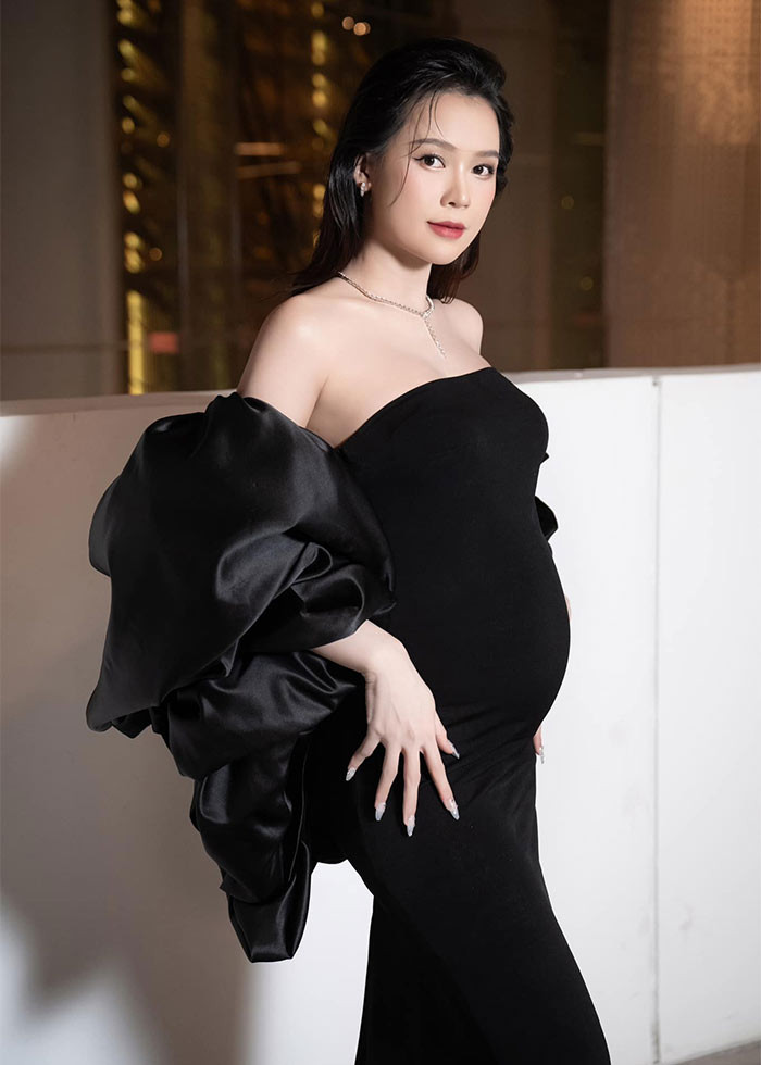 Trước đó, tháng 4/2023, Sam khiến nhiều người bất ngờ khi khoe ảnh chụp hai vợ chồng cô đi đăng ký kết hôn.