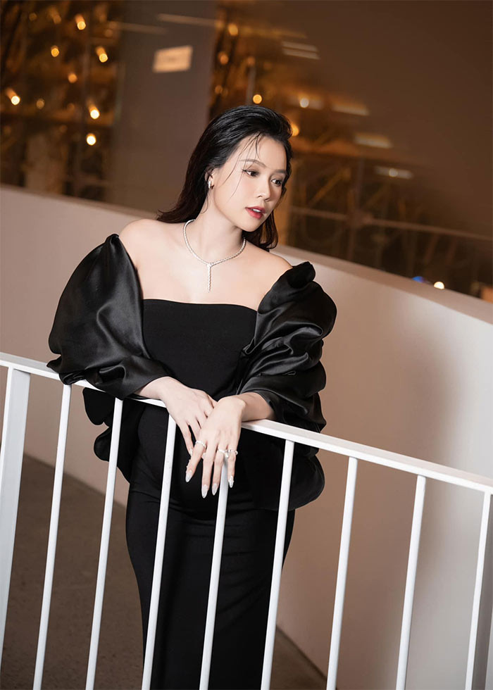 Nhan sắc của bà bầu Sam nhận được nhiều lời khen. Ngoại trừ vòng hai lùm lùm, khuôn mặt của cô không hề thay đổi so với lúc chưa mang thai.